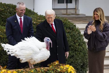 Donald y Melania Trump ayer en la tradicional ceremonia del indulto del pavo en la Casa Blanca, una celebración clásica previa al Día de Acción de Gracias.