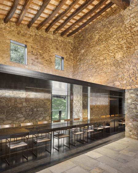 Contraste de acero y piedra