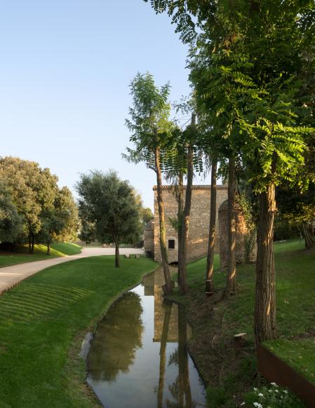 El Pavelló de l'Estany, que forma parte del complejo Molí de l'Estany, se construyo sobre&nbsp; el vaso seco del antiguo estanque que abastecía un molino del siglo XIX en Llagostera (Girona)