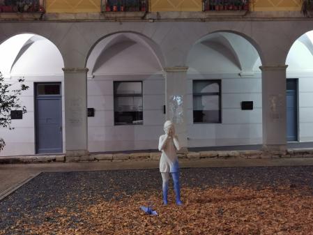 La artista Anna Tubau expone su escultura de figura femenina La innocència del gest en el Centre Cultural La Mercè de Girona.