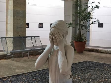 La artista Anna Tubau expone su escultura de figura femenina La innocència del gest en el Centre Cultural La Mercè de Girona.