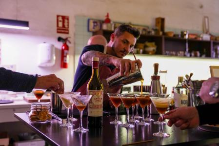El bartender Gerard Ruiz sirviendo el nuevo cóctel con el vermut Doble Planta&nbsp;
