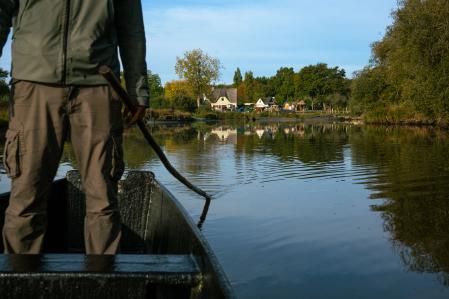 Desde los antiguos canales del parque natural de Brière se avistan numerosas aves