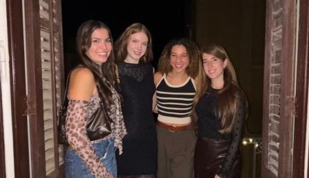 En Barcelona ha logrado integrarse como una más y hacer su grupo de amistades