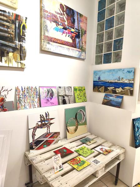 El estudio de Héctor Fernández cuenta&nbsp; con distintas piezas del artista, un recorrido donde se mezclan color, volumen y exploración digital