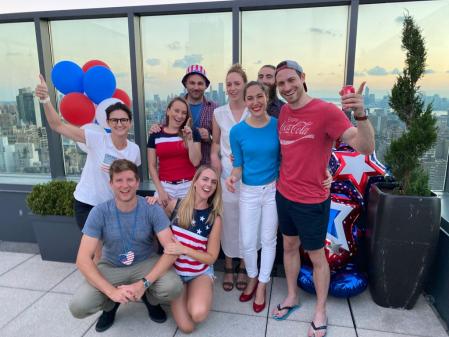 Paloma García con unos amigos cuando recibió la tarjeta de residente (Greencard) (cedida)