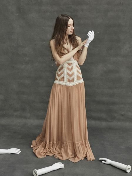 Vestido de seda nude Teresa Helbig, anillo de oro con diamantes Le Damier Louis Vuitton