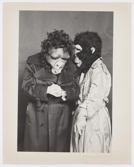 'Guerrilla Girls disfrazadas de detectives' (1987), una alusión al trabajo de investigación de datos que hacía el colectivo