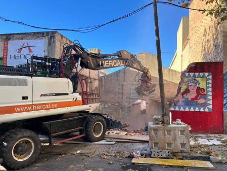 Primera demolición del recinto de Can Sanpere en Premià de Mar .