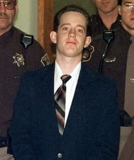 Aaron McKinney mira desafiante durante el juicio