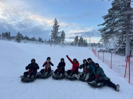 Valentina junto al equipo de Lapland staff