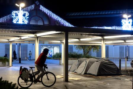 Tiendas de campaña bajo las marquesinas deñ mercado de Sant Antoni&nbsp;