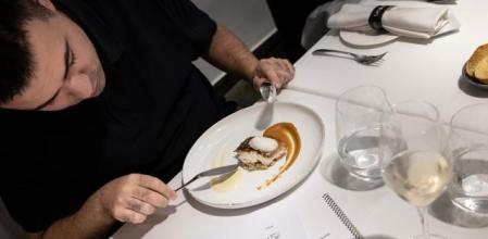 Pere Sordé a punto de comer en el restaurante con la carta adaptada