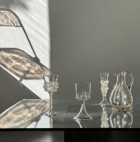 La creadora combina ornamentos táctiles de inspiración antigua con proporciones y colores ahumados actuales, con una vocación funcional contemporánea