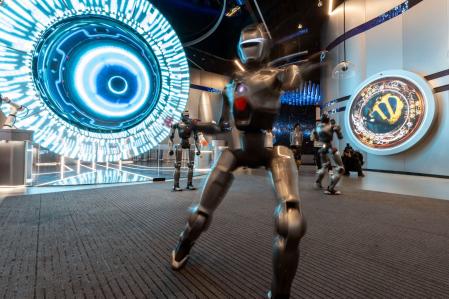 Un robot humanoide dirigido por IA, en el Museo de Ciencia y Tecnología de Shenzhen (China)