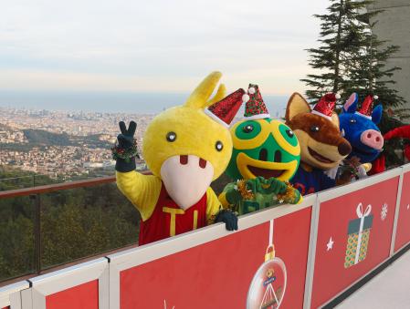 Las mascotas del Tibidabo dan la bienvenida a la Navidad desde la pista de hielo del parque de atracciones