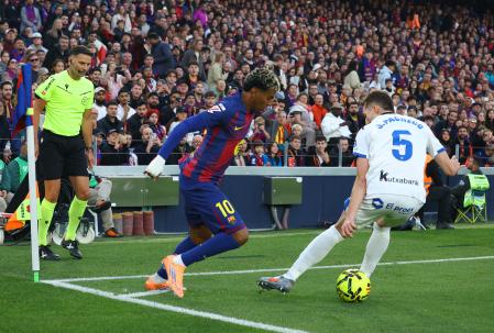 Lamine Yamal supera el defensorPachecofent-li passar la pilota entre les cames