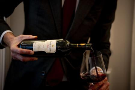 Sirviendo una copa de Barón de Chirel 2020 en el madrileño restaurante Saddle 