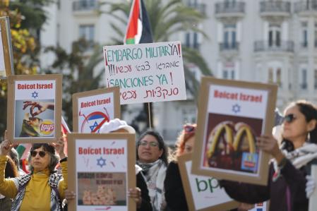 Organizaciones de solidaridad con el pueblo palestino durante una manifestación en Valencia por el fin del genocidio y del colonialismo en Palestina