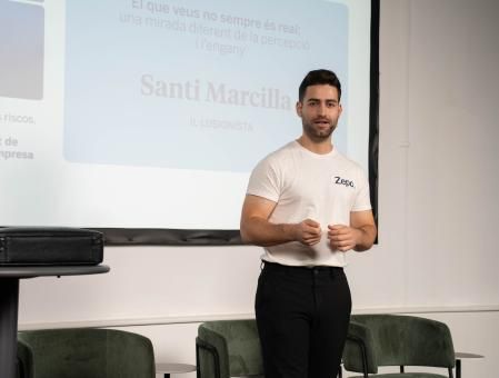 El ilusionista Santi Marcilla mostró cómo los ciberdelincuentes aprovechan los sesgos de la mente humana.