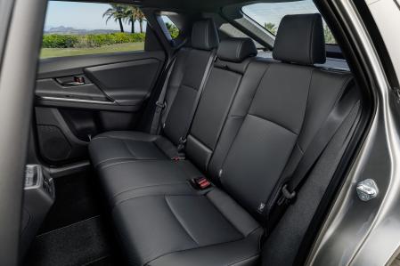 El techo panorámico transparente pasa a ser ahora de gran formato, lo que proporciona una mayor amplitud y luminosidad interior&nbsp;