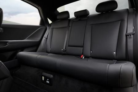 Una distancia entre ejes larga -2.950 mm- y el suelo plano proporcionado por la plataforma, permiten disponer de unas plazas traseras de confort y espacio excepcionales 