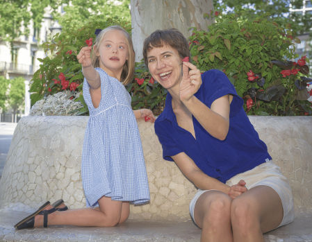 La actriz Aina Clotet e Inés protagonizan el mes de abril del calendario Talita 2026