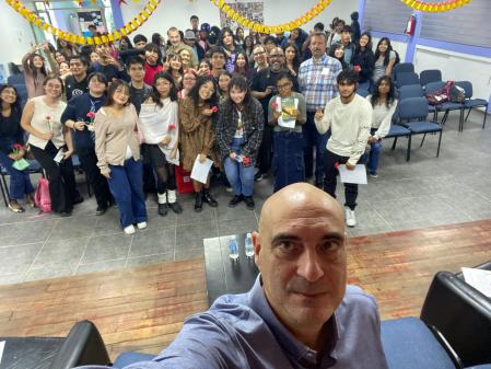 El escritor Xavier Bosch en la Preparatoria ocho, en Guadalajara, México&nbsp;