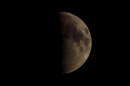 La luna creciente al 52%, vista desde Palafrugell.