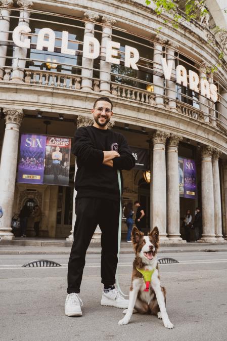 Galder Varas, humorista y guionista, junto a su perra Mocca.