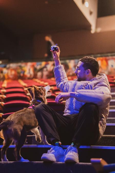 Galder Varas, humorista y guionista, junto a su perra Mocca en el teatro.