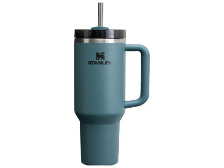 “Termo Stanley Quencher H2.0 1,2L Blue Spruce, conserva el frío 11h y helada 48h, acero inoxidable sin BPA.