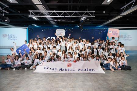 Foto grupal de los 140 niños que han realizado el primer campus