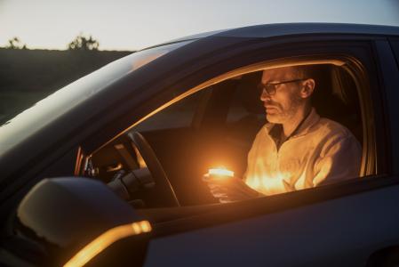 La baliza se activa y se coloca desde el interior del coche