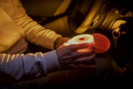 El conductor de un coche manipula la baliza V-16