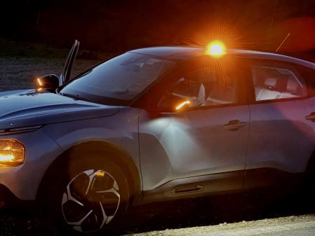 Una baliza V-16 colocada encima del coche para advertir al resto de conductores&nbsp;