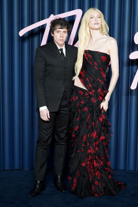 Sean Mcgirr (izquierda) y Alex Consani en la alfombra azul de los Fashion Awards 2025