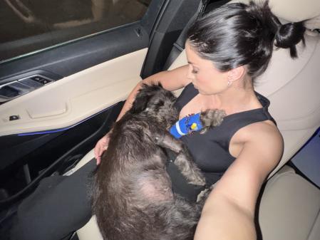 Inma Campano junto a su perrita Luna