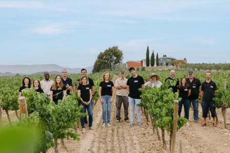 El equipo de Jean Leon en uno de sus viñedos 