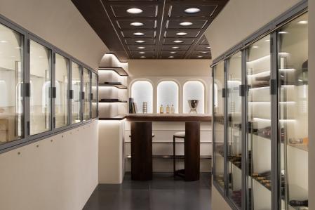 Barra de bar en el comedor del antiguo estudio del modista