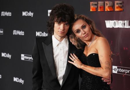 La cantante Miley Cyrus con su novio, el batería Maxx Morando en el estreno de 'Avatar' en Los Ángeles, el 1 de diciembre y donde ella mostró el anillo de compromiso
