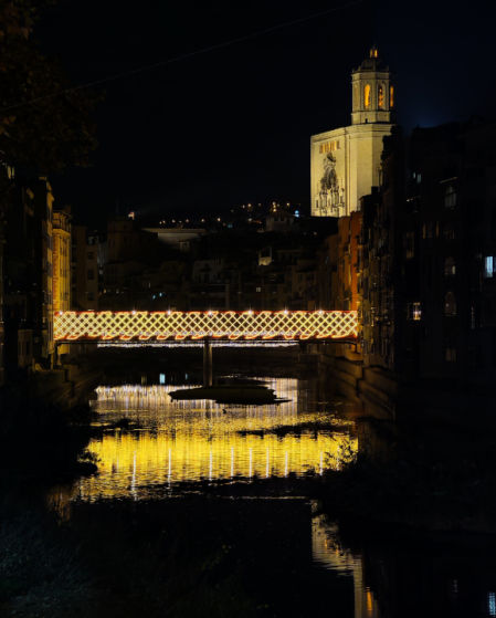 Alumbrado de Navidad en el puente de piedra de Girona.