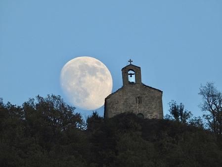La luna casi llena en la ermita de Sant Grau (Campdevànol-Ripollès).
