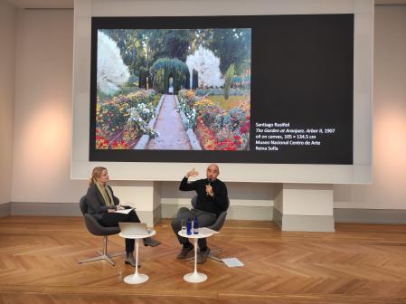 Franziska Stöhr y Carlos Alonso Pérez-Fajardo, dos de los tres comisarios de la muestra, glosando el cuadro de Santiago Rusiñol 'Jardín de Aranjuez. Glorieta II' 