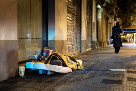 Un hombre dormita en la calle Mallorca