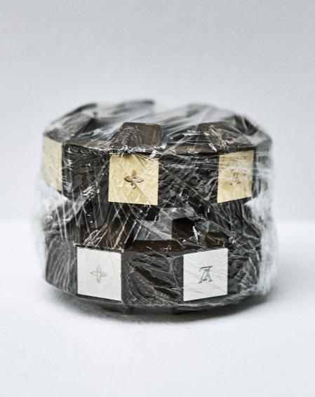 Brazalete tallado en madera con matices de oro y plata de Louis Vuitton