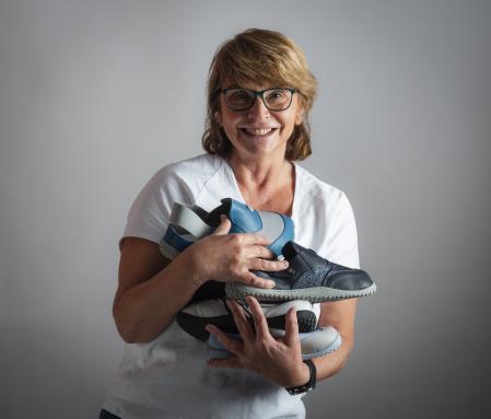 Núria Nieto tuvo la idea de crear las zapatillas Nibo por su hermana, que es médica 