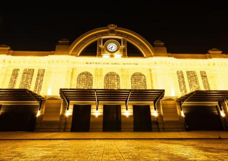 Iluminación navideña de The Music Station, el hub de la discográfica ubicado en Príncipe Pío 