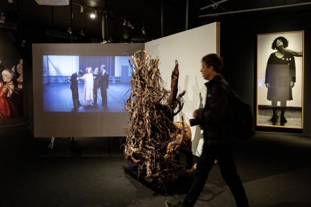 En la muestra hay obras audiovisuales, escultura, fotografía o pintura, además de abundante documentación