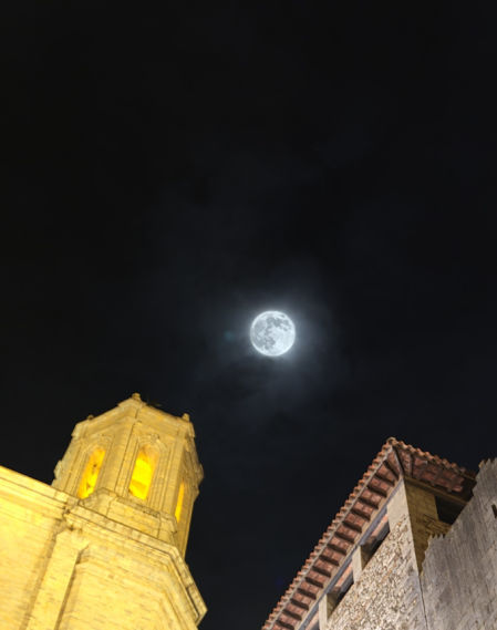 La Luna Fría sobre la Catedral de Girona